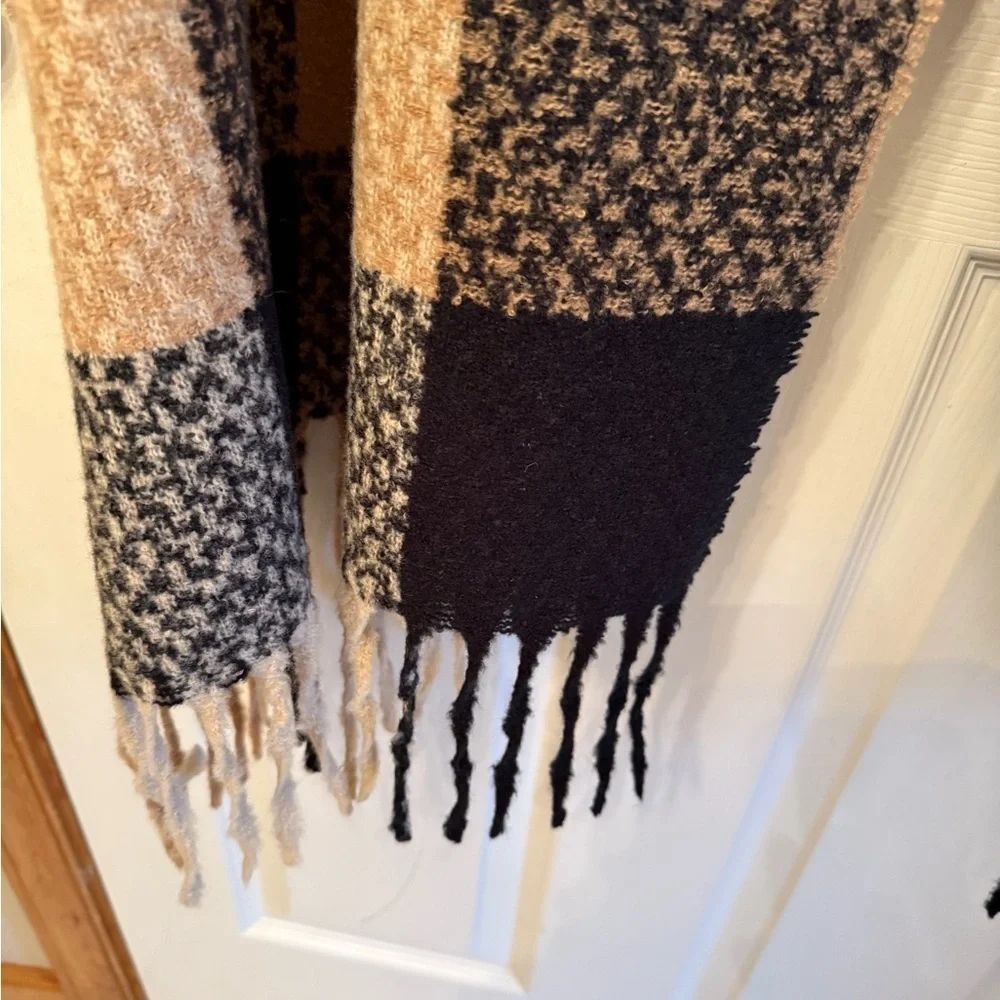 YE.ELOSSOM plaid blanket scarf with tassels.
